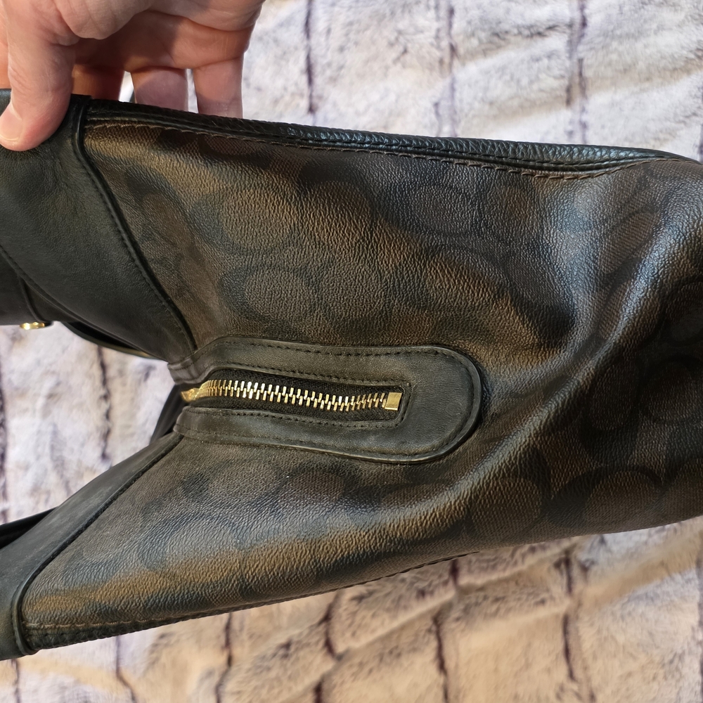 Coach Black Leather Shoulder Bag with Textured Design - Picture 3 of 8
